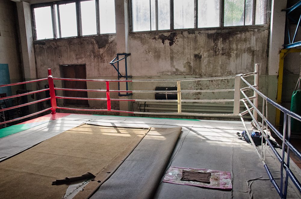 Takmer opustená telocvičňa v Donecku má ring nasiaknutý vodou kvôli zbombardovanej streche