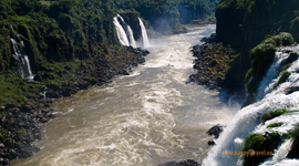 Rieka Iguazu sa postupne mení na divokú riavu