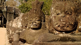 Veľký brat ťa sleduje. Kráľovská brána do svätyne Angkor Thom.