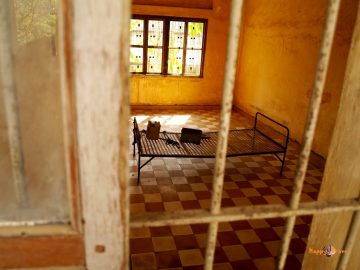 Cela prominentných väzňov v kambodžskom väzení S-21. Na posteli spali a znášali mučenie, kým ich neodviedli k masovému hrobu