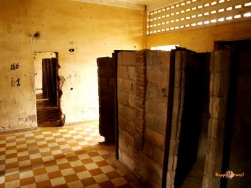 Napravo kobky v tajnom väzení Červených Khmérov S-21. Sú dlhé menej ako jeden meter