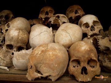 Obete Červených Khmérov. Záľahy popraskaných ľudských lebiek. Kati zabíjali palicami, bolo to lacnejšie