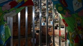 Výhľad zo škôlky v slume: väzenie čaká tam vonku