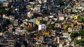 Favela ponúka zdiaľky smrteľne romantický pohľad