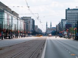 Hlavná mestská tepna, úplne prázdna: ťaživé ticho na uliciach. Smrť poľského prezidenta.