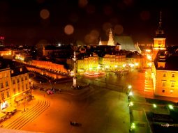 Hanblivá, no príťažlivá: nočná Varšava so Žigmundovým stĺpom