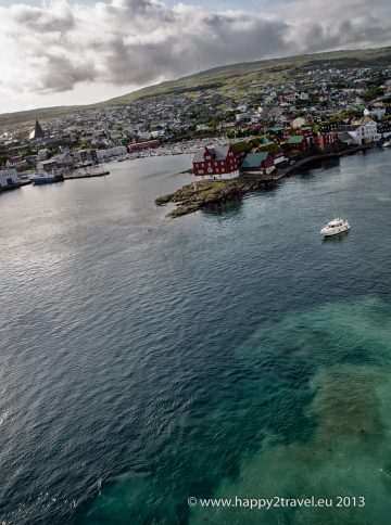 Prístav v Torshavne s machovými strechami
