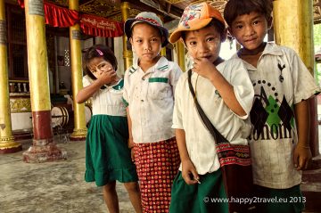 Barmské deti v budhistickom chráme