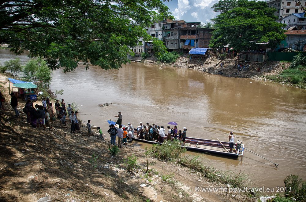 Prechod barmských emigrantov cez rieku do Thajska