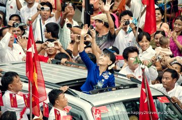 Opozičná líderka Su-Ťij prichádza na pouličný míting