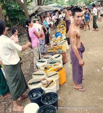 Opozičná NLD distribuuje vodu ľuďom v chudobných štvrtiach