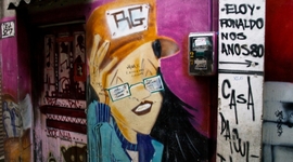 Pouličné grafiti. Niektoré sú dielom miestnych umelcov, iné miestnych gangov, ktoré si týmto spôsobom vyznačujú teritórium