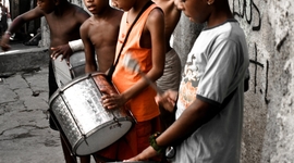 Pouliční hudobníci. Sociálni aktivisti sa snažia deti naučiť zarábať si inak ako žobraním, drogami a lúpežami