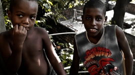 Deti slumov vychádzajú za korisťou von, do bohatých štvrtí