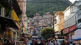Slum, čiže favela: prechod medzi normálnymi ulicami a prvými domami vo favele
